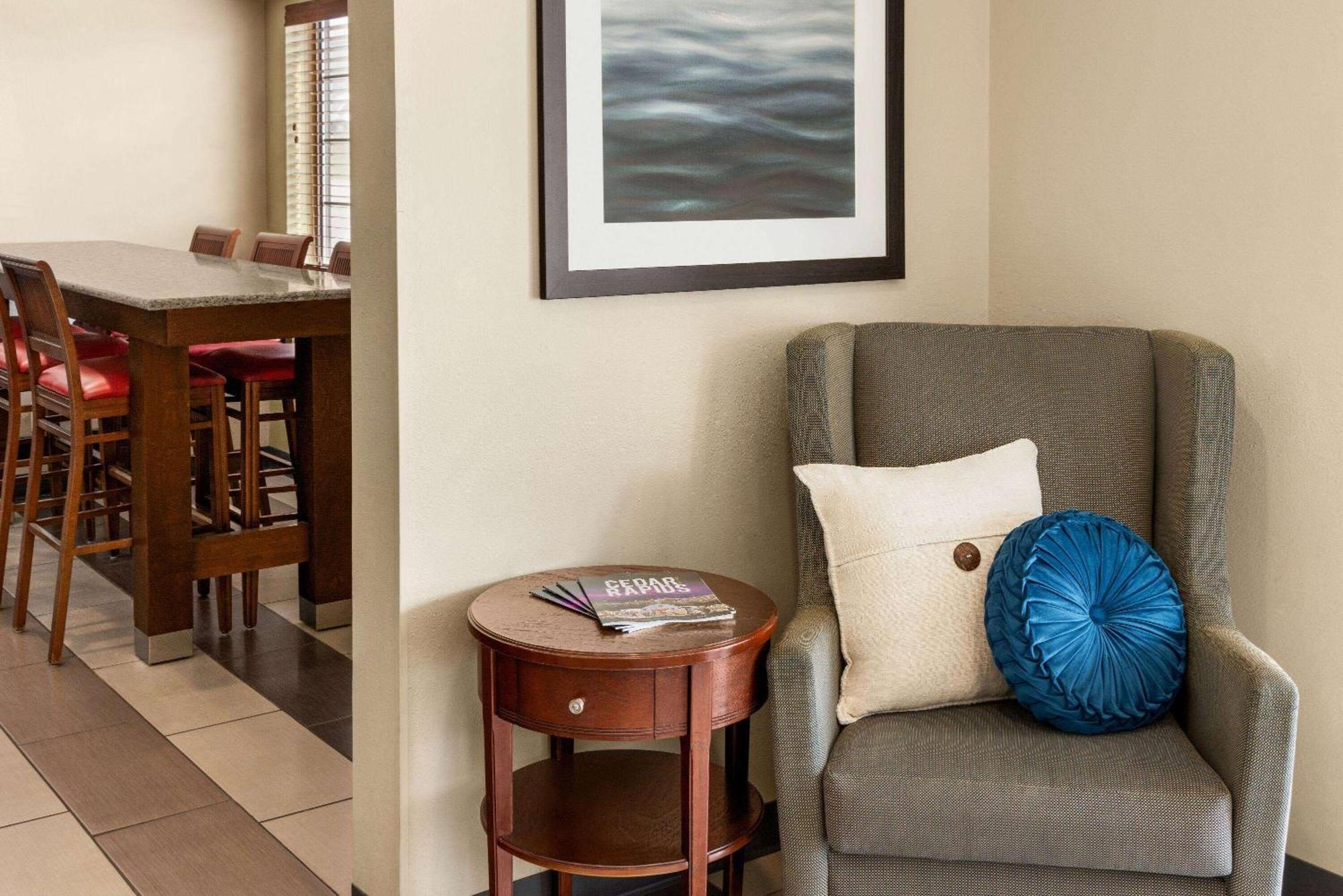 Baymont By Wyndham Cedar Rapids Exterior foto