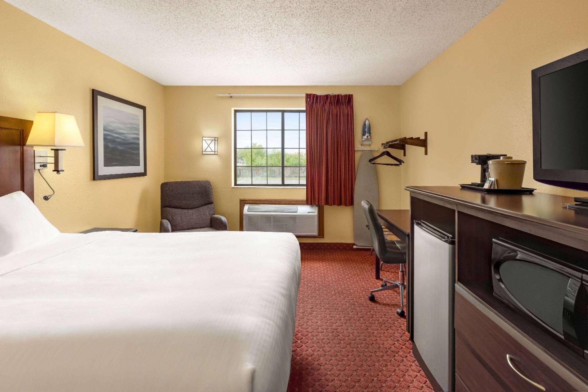 Baymont By Wyndham Cedar Rapids Exterior foto