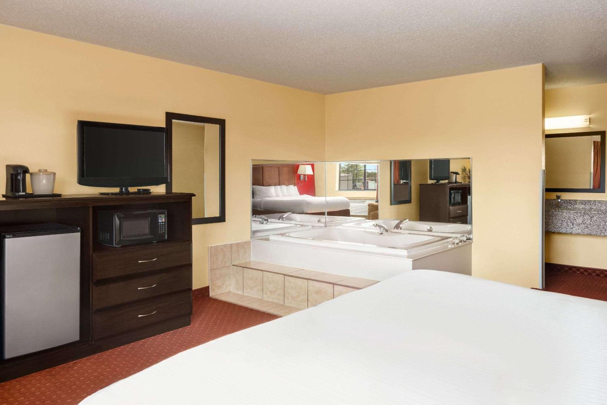 Baymont By Wyndham Cedar Rapids Exterior foto